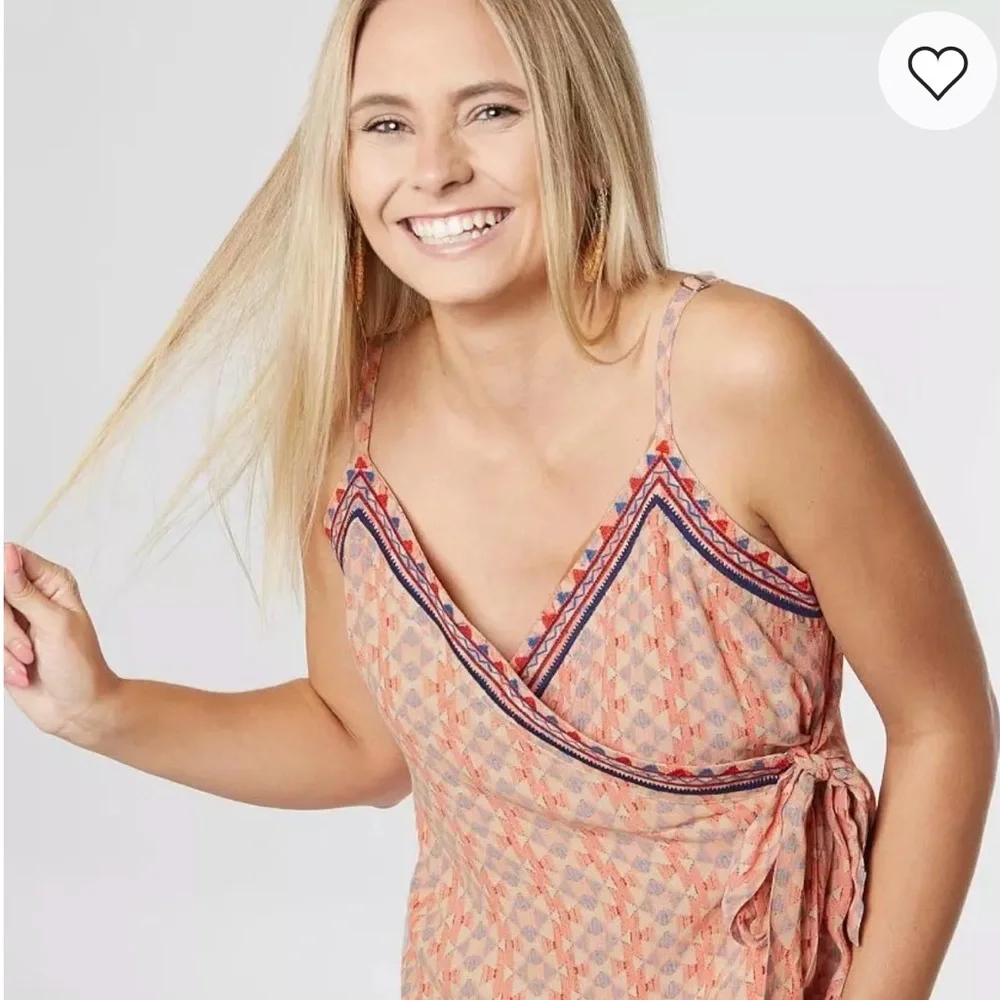 Buckle Miss Me Geo Surplice embroidered wrap  peach & navy tank top - Picture 14 of 15